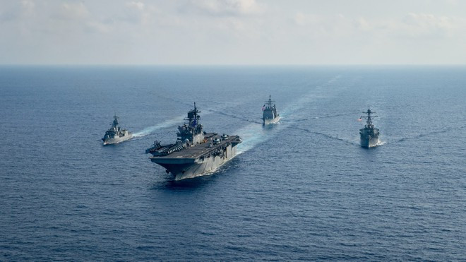 Tàu hộ tống Úc HMAS Parramatta (bìa trái) cùng các tàu Mỹ ở Biển Đông ngày 18.4 - Ảnh: DVIDS