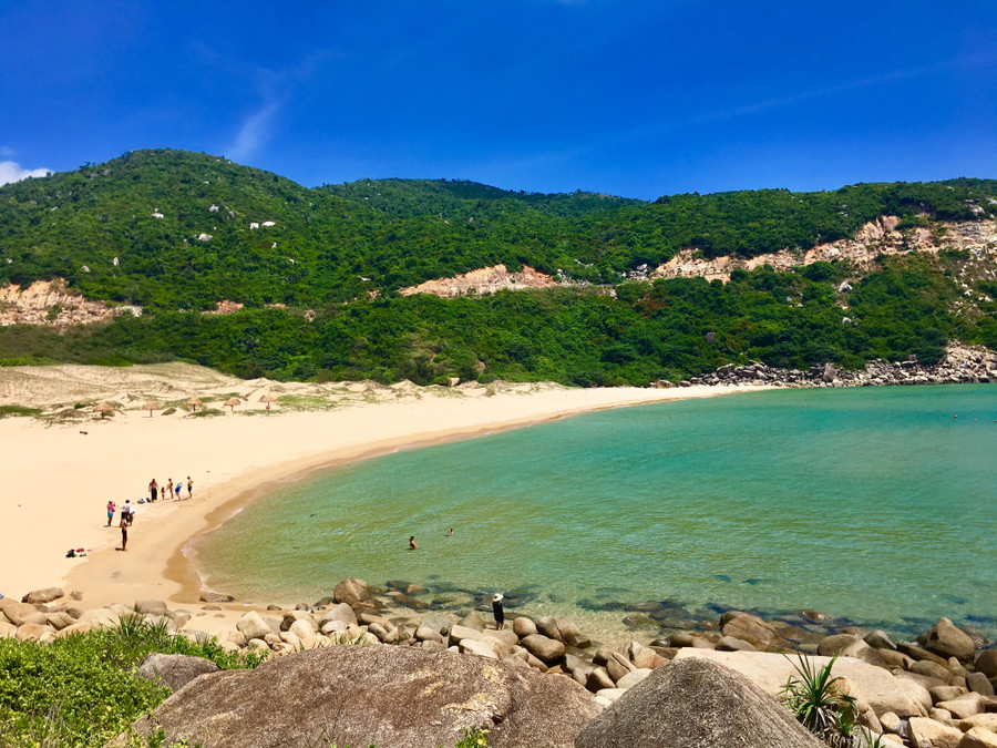 Từ ngọn hải đăng di chuyển về lại chân núi, du khách nhất định phải ghé Bãi Môn. Đây là bãi biển còn khá hoang sơ, nước trong xanh, cát trắng, nắng vàng để du khách thỏa sức vẫy vùng. Từ ngọn hải đăng di chuyển về lại chân núi, du khách nhất định phải ghé Bãi Môn. Đây là bãi biển còn khá hoang sơ, nước trong xanh, cát trắng, nắng vàng để du khách thỏa sức vẫy vùng.