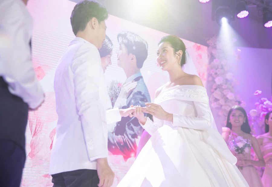 Sau khoảng thời gian gần ba năm hẹn hò, Á hậu Thúy Vân và doanh nhân Nhật Vũ quyết định về chung nhà. Hôn lễ của cặp đôi được tổ chức tại một khách sạn 5 sao ở quận 1, TP.HCM vào chiều 25/7. Cô dâu và chú rể trao nhau nụ hôn và nhẫn cưới trong sự chúc phúc từ bạn bè. Á hậu Thúy Vân và chồng muốn ngày vui diễn ra trong bầu không khí ấm cúng, vui vẻ.