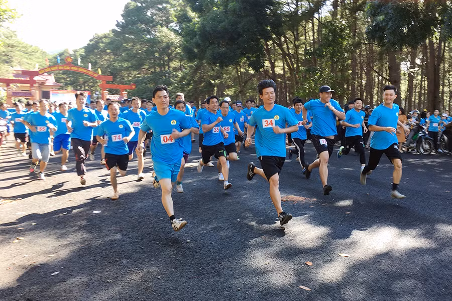 Các VĐV nam trên đường chạy. Ảnh: Phạm Ngọc Các VĐV nam trên đường chạy. Ảnh: Phạm Ngọc