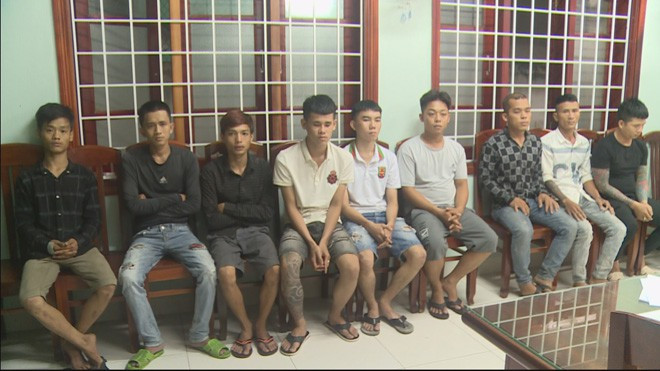 Các đối tượng tham gia vụ "2 băng nhóm chém nhau khiến 1 người chết" tại TP.Quy Nhơn vào rạng sáng 16.5 bị công an bắt giữ - ẢNH: TRỊ BÌNH Các đối tượng tham gia vụ