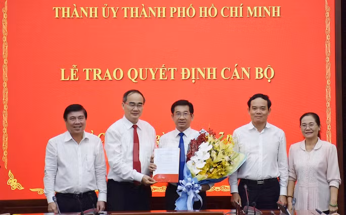 Ủy viên Bộ Chính trị, Bí thư Thành ủy TP HCM Nguyễn Thiện Nhân trao quyết định cho ông Dương Ngọc Hải. Ảnh: Trang tin điện tử Đảng bộ TP HCM