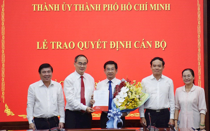 Ủy viên Bộ Chính trị, Bí thư Thành ủy TP HCM Nguyễn Thiện Nhân trao quyết định cho ông Dương Ngọc Hải. Ảnh: Trang tin điện tử Đảng bộ TP HCM Ủy viên Bộ Chính trị, Bí thư Thành ủy TP HCM Nguyễn Thiện Nhân trao quyết định cho ông Dương Ngọc Hải. Ảnh: Trang tin điện tử Đảng bộ TP HCM