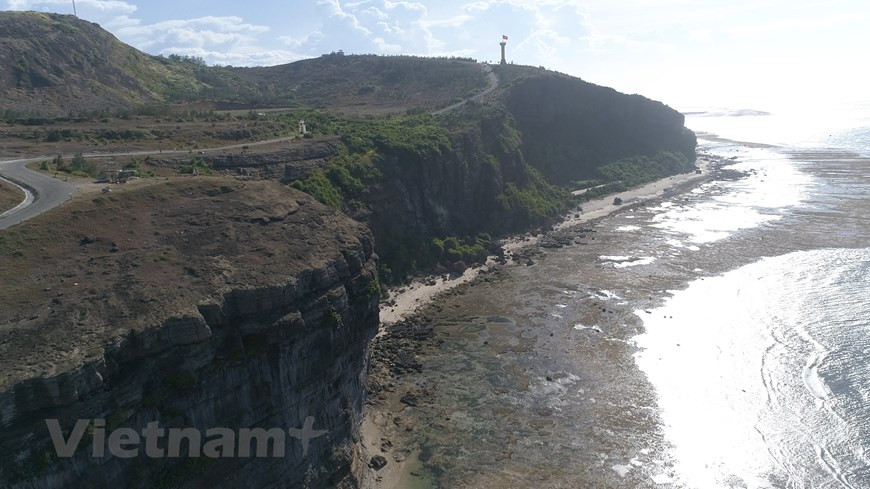 Hang Câu được sóng và gió biển bào mòn, 'khoét sâu' vào lòng núi và hình thành cách nay hàng ngàn năm từ nham thạch. Khung cảnh ở đây còn khá hoang sơ nhưng mang một vẻ đẹp rất thơ mộng, quyến rũ hút hồn du khách. Ảnh: Tùng Lâm/Vietnam+ Hang Câu được sóng và gió biển bào mòn, 'khoét sâu' vào lòng núi và hình thành cách nay hàng ngàn năm từ nham thạch. Khung cảnh ở đây còn khá hoang sơ nhưng mang một vẻ đẹp rất thơ mộng, quyến rũ hút hồn du khách. Ảnh: Tùng Lâm/Vietnam+