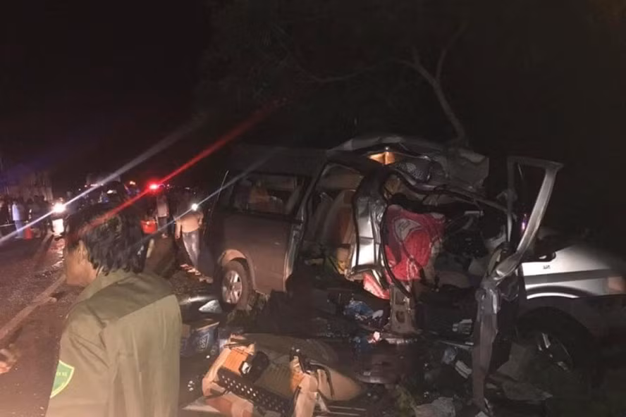  Tại hiện trường, chiếc xe khách bị biến dạng, hư hỏng hoàn toàn. Ảnh: Phan Thành