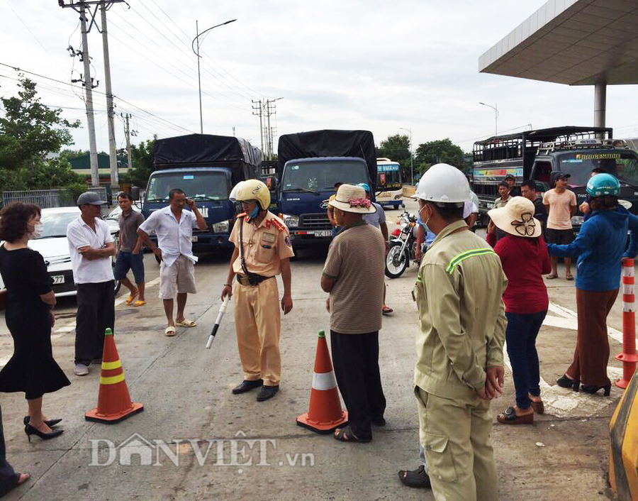 Người dân bức xúc chặn xe tại Trạm thu phí Ea Kar.