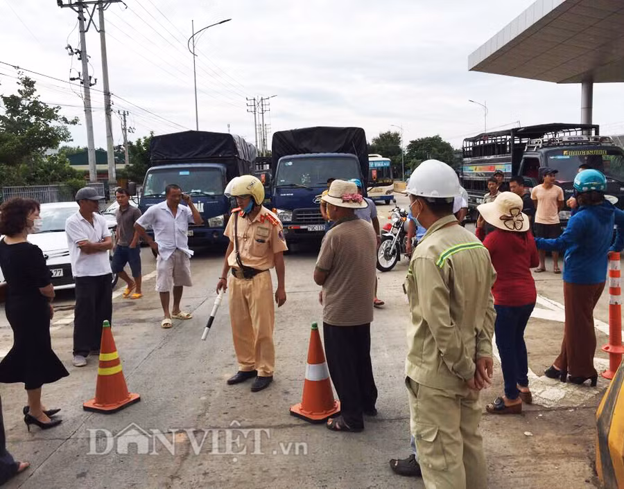 Người dân bức xúc chặn xe tại Trạm thu phí Ea Kar.