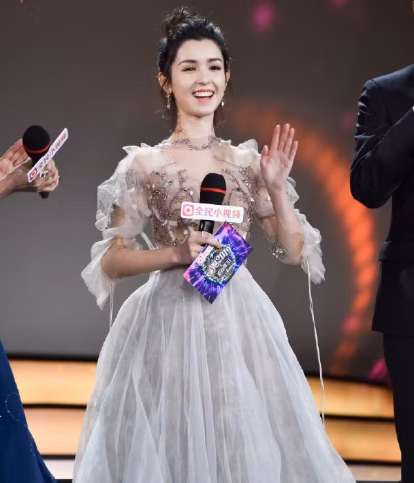 Xuất hiện trên sân khấu với chiếc váy dài sang trọng, tóc búi cao và đôi hoa tai nổi bật, người đẹp một lần nữa khiến khán giả phải trầm trồ.