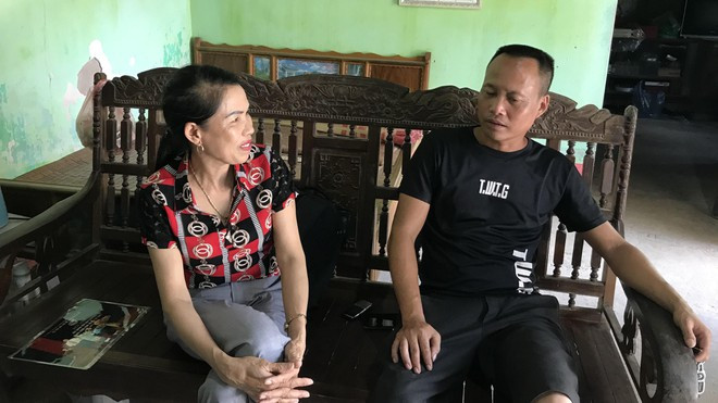 Bà Vũ Thị Đầm trò chuyện với một cán bộ thôn trong ngôi nhà mình, cũng là nhà lánh nạn của các nạn nhân bị bạo lực gia đình