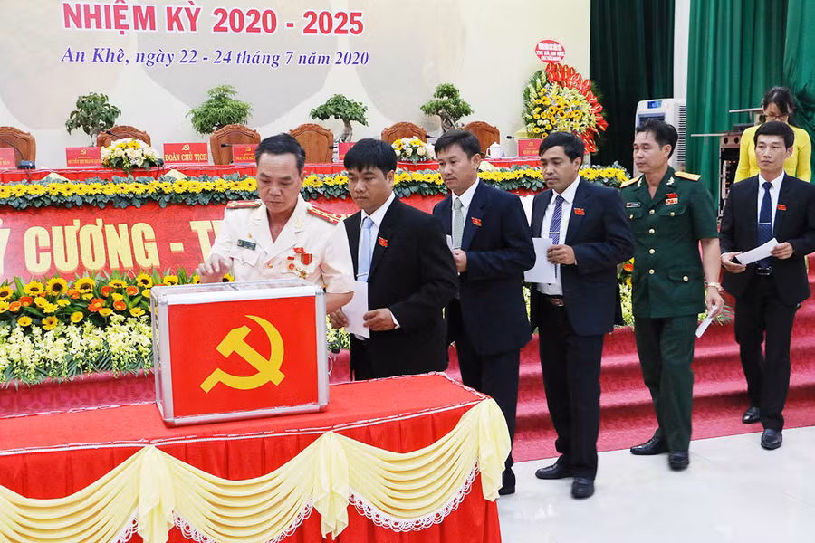 Các đại biểu bỏ phiếu bầu Ban Chấp hành Đảng bộ thị xã An Khê khóa XVII (nhiệm kỳ 2020-2025). Ảnh: Q.T