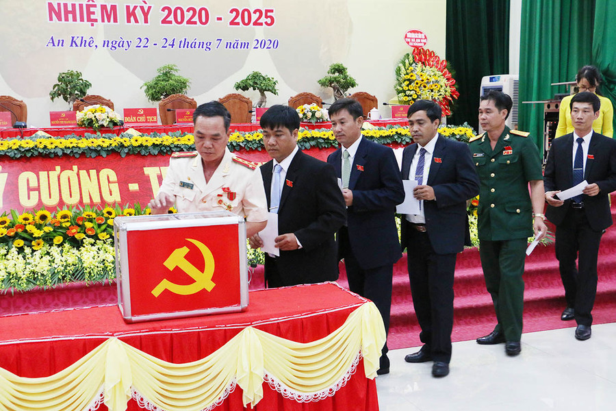 Các đại biểu bỏ phiếu bầu Ban Chấp hành Đảng bộ thị xã An Khê khóa XVII (nhiệm kỳ 2020-2025). Ảnh: Q.T