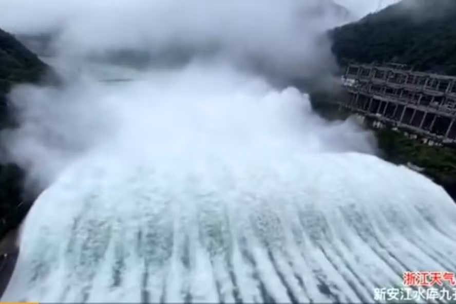  Đập Tân An Giang xả lũ. Ảnh: Weibo