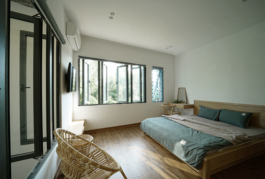 Bất chấp những hạn chế về mặt diện tích, căn nhà vẫn đem lại không gian đủ tiện nghi với chi phí tương đối tiết kiệm. Bất chấp những hạn chế về mặt diện tích, căn nhà vẫn đem lại không gian đủ tiện nghi với chi phí tương đối tiết kiệm.