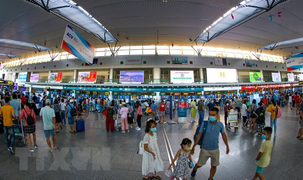 Tất cả hành khách đều thực hiện việc đeo khẩu trang tại Sân bay quốc tế Đà Nẵng. (Ảnh: Trần Lê Lâm/TTXVN)  Tất cả hành khách đều thực hiện việc đeo khẩu trang tại Sân bay quốc tế Đà Nẵng. (Ảnh: Trần Lê Lâm/TTXVN)
