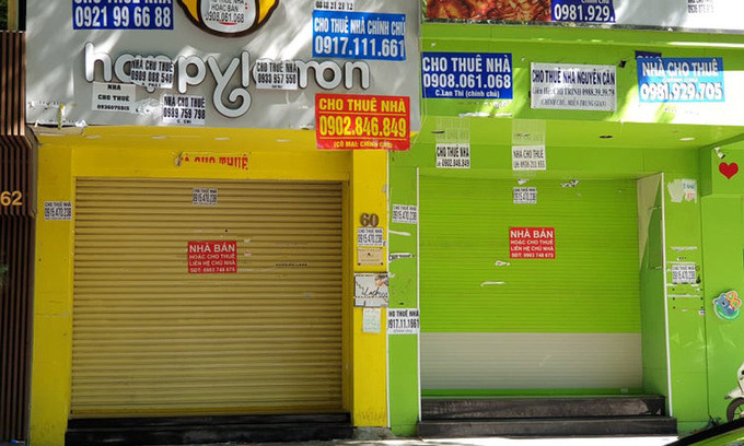 Nhà phố mặt tiền đang rao bán hoặc cho thuê trên đường Ngô Đức Kế, đoạn gần phố đi bộ Nguyễn Huệ, quận 1, TP HCM ngày 22/7. Ảnh: Trung Tín.
