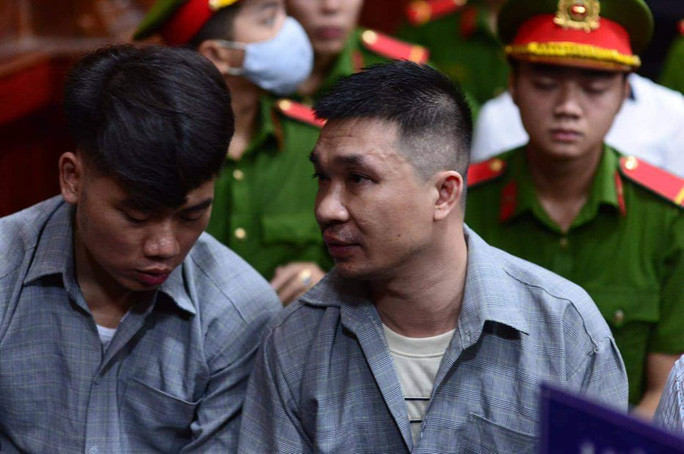 Ông "trùm" Văn Kính Dương (phải) cùng đàn em hầu tòa Ông