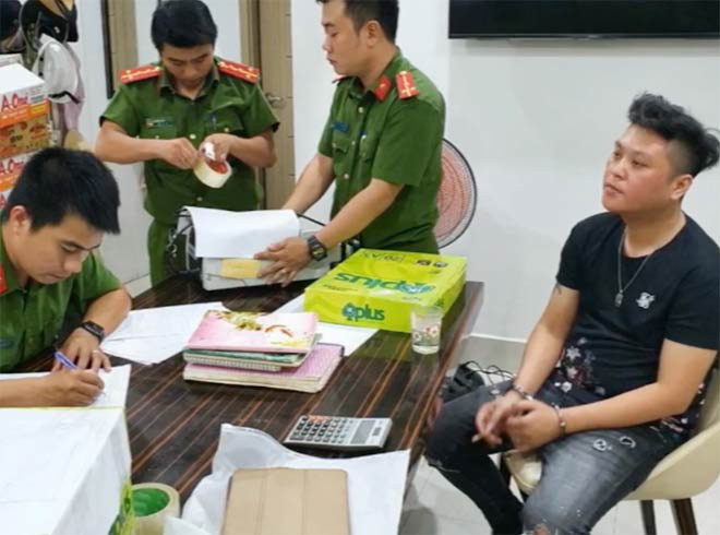 Trần Viết Nghĩa (áo đen) Trần Viết Nghĩa (áo đen)