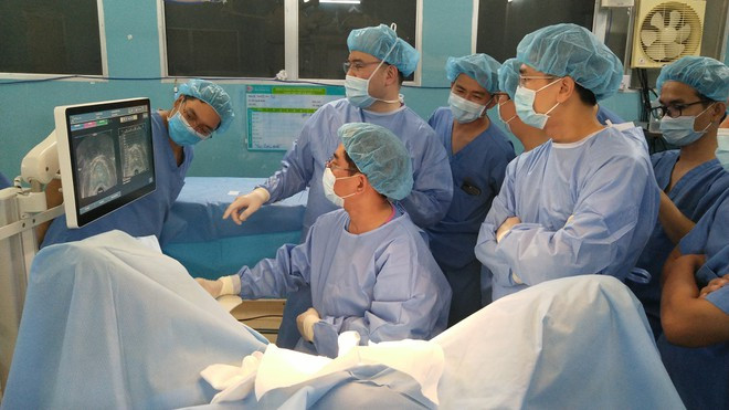 Các bác sĩ Bệnh viện Bình Dân thực hiện sinh thiết tuyến tiền liệt dưới hướng dẫn siêu âm kết hợp hình ảnh MRI. Ảnh: NGUYÊN MI Các bác sĩ Bệnh viện Bình Dân thực hiện sinh thiết tuyến tiền liệt dưới hướng dẫn siêu âm kết hợp hình ảnh MRI. Ảnh: NGUYÊN MI