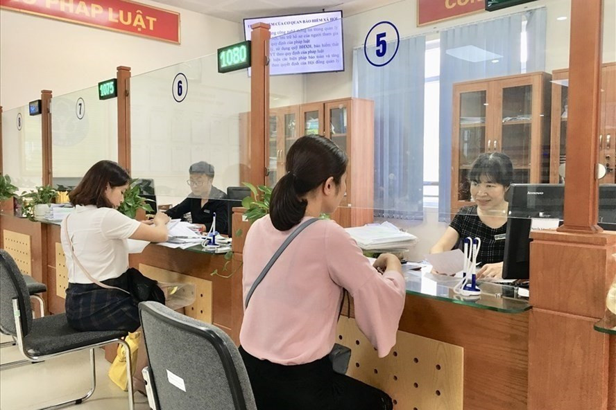 Cán bộ BHXH TP.Hà Nội hướng dẫn người dân hoàn thiện hồ sơ BHXH. Ảnh: Hải Nguyễn Cán bộ BHXH TP.Hà Nội hướng dẫn người dân hoàn thiện hồ sơ BHXH. Ảnh: Hải Nguyễn