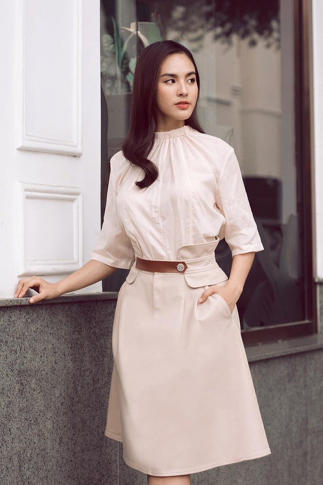 Chia sẻ về cơ duyên trở thành MC Chuyển động 24h, người đẹp cho biết vì tốt nghiệp ngành kinh tế, nên trước đây cô cũng không nghĩ mình sẽ làm việc trong lĩnh vực truyền hình. Tuy nhiên, khi tham gia khóa học MC truyền hình, chân dài cảm thấy hứng thú bởi sự sôi động, năng nổ của những người làm trong ngành. Tìm hiểu và cố gắng, một thời gian sau Quỳnh Nga may mắn được làm việc tại VTV. “Có làm rồi Nga mới thấy công việc tại đây rất thú vị, nhất là với phóng viên, công việc chính mà Nga đang làm. Mỗi ngày là một thử thách mới để mình vượt qua. Cũng trong thời gian làm phóng viên, Nga có thử sức thêm, tập luyện dẫn chương trình. Cũng thêm may mắn nữa là mình có cơ hội được lên sóng”, cô kể ẢNH: FBNV