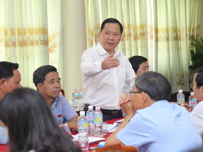 Phó chủ tịch UBND tỉnh Bình Định Nguyễn Phi Long thảo luận tổ tại kỳ họp HĐND tỉnh - ẢNH: HOÀNG TRỌNG Phó chủ tịch UBND tỉnh Bình Định Nguyễn Phi Long thảo luận tổ tại kỳ họp HĐND tỉnh - ẢNH: HOÀNG TRỌNG