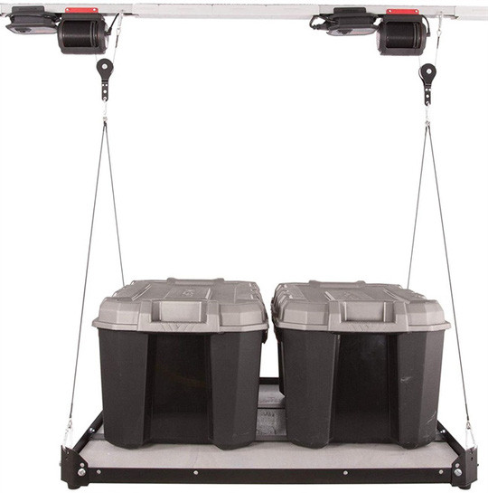 Chắc chắn việc lưu trữ các vật dụng trong nhà xe ở trên cao là rất có ích, nhưng để nâng tất cả những vật nặng đó lên giá đỡ không phải là điều dễ dàng. Dụng cụ được thiết kế trên nền tảng thang máy này sẽ thực hiện tất cả các công việc nặng nhọc đó cho bạn.