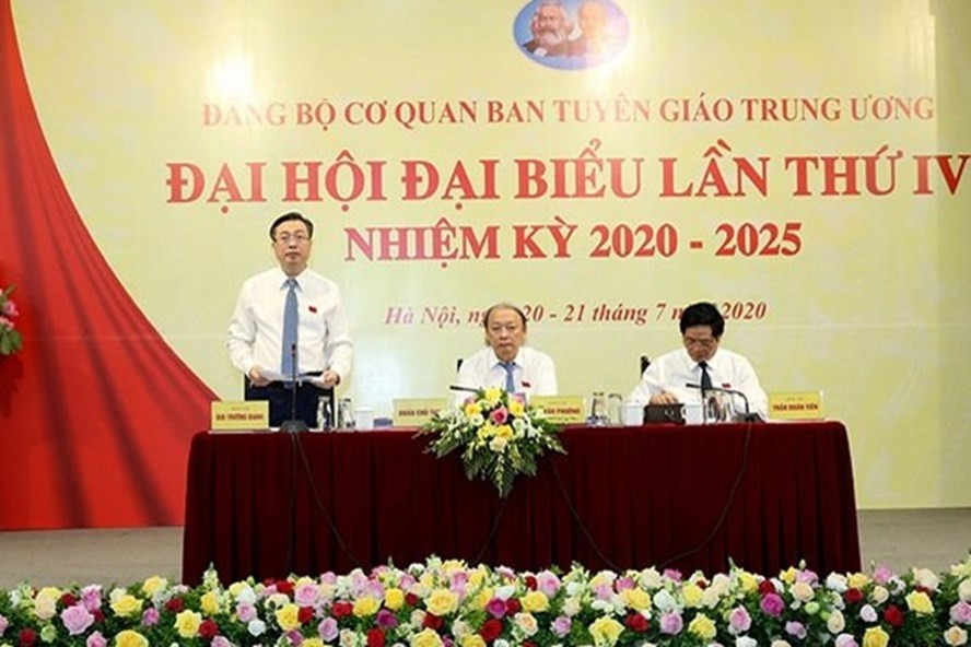 Ông Bùi Trường Giang (bìa trái) được bầu làm Bí thư Đảng bộ Cơ quan Ban Tuyên giáo Trung ương nhiệm kỳ 2020-2025. Ảnh P.Cường