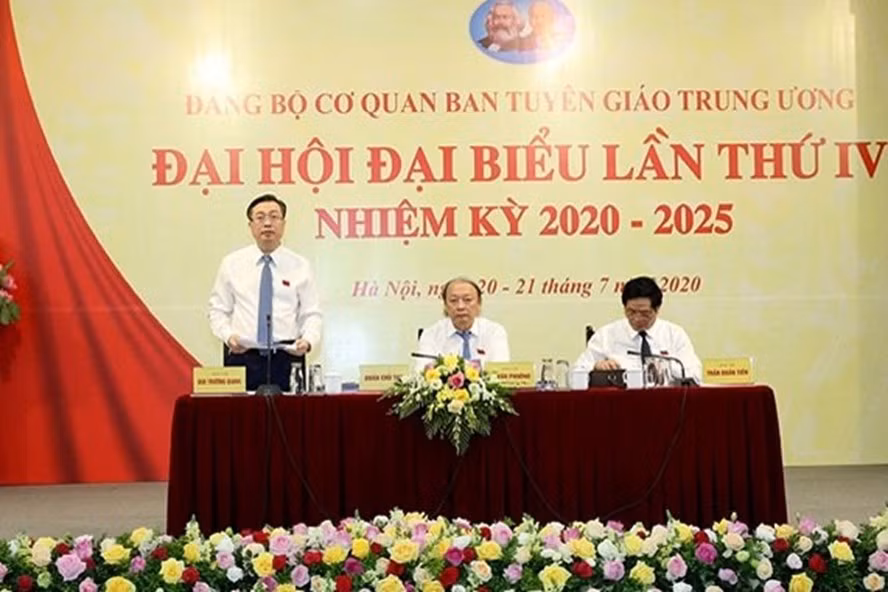 Ông Bùi Trường Giang (bìa trái) được bầu làm Bí thư Đảng bộ Cơ quan Ban Tuyên giáo Trung ương nhiệm kỳ 2020-2025. Ảnh P.Cường