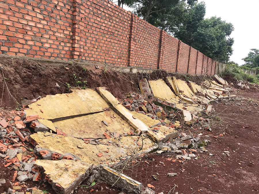 Đoạn tường rào bị đập phá hiện đã được xây dựng lại. Ảnh: V.N Đoạn tường rào bị đập phá hiện đã được xây dựng lại. Ảnh: V.N
