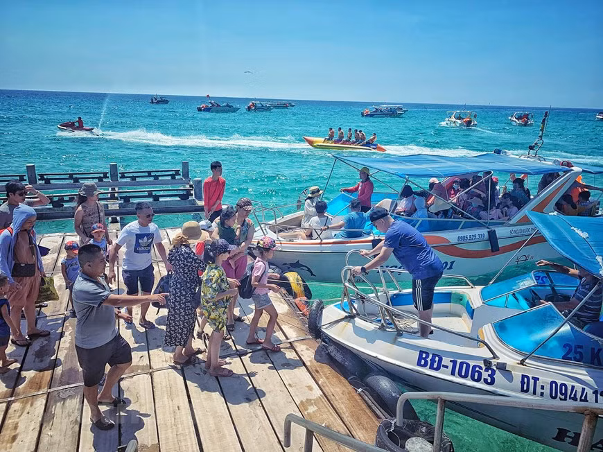 Vé thăm quan Kỳ Co là 100.000 đồng người và vé xe trung chuyển chặng cuối 40.000 đồng/ người. (Ảnh: Xuân Mai/Vietnam+)