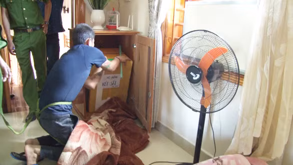 Tuấn Anh tại buổi thực nghiệm hiện trường vụ trộm vàng, tiền của nhà dân trị giá 1,5 tỉ đồng - Ảnh: XUÂN MAI