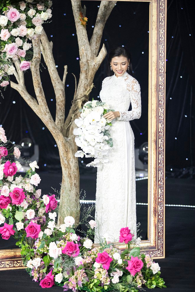 Thúy Diễm hạnh phúc khi đảm nhận vai trò kết màn cho bộ sưu tập Dạm ngõ. Bà xã Lương Thế Thành khoe dáng gợi cảm trong tà áo dài trắng nữ tính. Ảnh: PHAN TIẾN VŨ