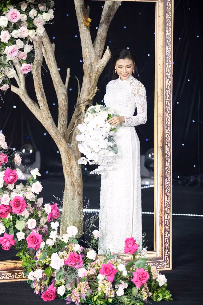 Thúy Diễm hạnh phúc khi đảm nhận vai trò kết màn cho bộ sưu tập Dạm ngõ. Bà xã Lương Thế Thành khoe dáng gợi cảm trong tà áo dài trắng nữ tính. Ảnh: PHAN TIẾN VŨ