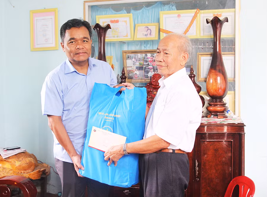 Đồng chí Hồ Văn Niên-Ủy viên dự khuyết Ban Chấp hành Trung ương Đảng, Bí thư Tỉnh ủy, Trưởng đoàn đại biểu Quốc hội tỉnh (bìa trái) thăm, tặng quà thương binh Lê Văn Trữ (phường Tây Sơn, thị xã An Khê). Ảnh: Ngọc Hải Đồng chí Hồ Văn Niên-Ủy viên dự khuyết Ban Chấp hành Trung ương Đảng, Bí thư Tỉnh ủy, Trưởng đoàn đại biểu Quốc hội tỉnh (bìa trái) thăm, tặng quà thương binh Lê Văn Trữ (phường Tây Sơn, thị xã An Khê). Ảnh: Ngọc Hải