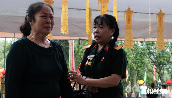 Bà Liên khóc nghẹn khi đứng trước nghĩa trang Vị Xuyên. Ảnh: HÀ THANH