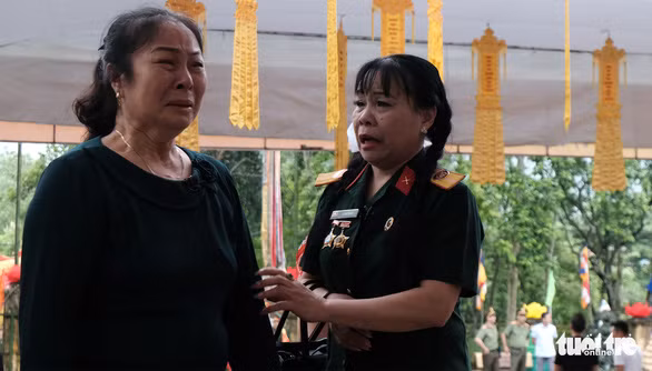 Bà Liên khóc nghẹn khi đứng trước nghĩa trang Vị Xuyên. Ảnh: HÀ THANH