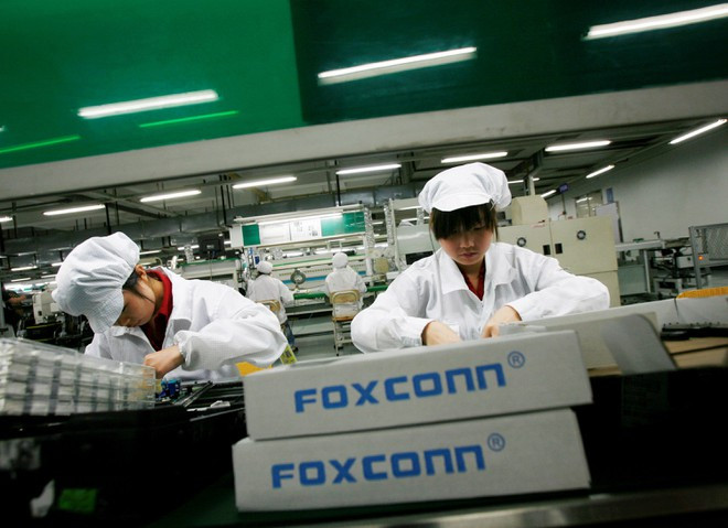 Công nhân tại nhà máy của Foxconn ở tỉnh Quảng Đông, Trung Quốc - Ảnh: Reuters Công nhân tại nhà máy của Foxconn ở tỉnh Quảng Đông, Trung Quốc - Ảnh: Reuters