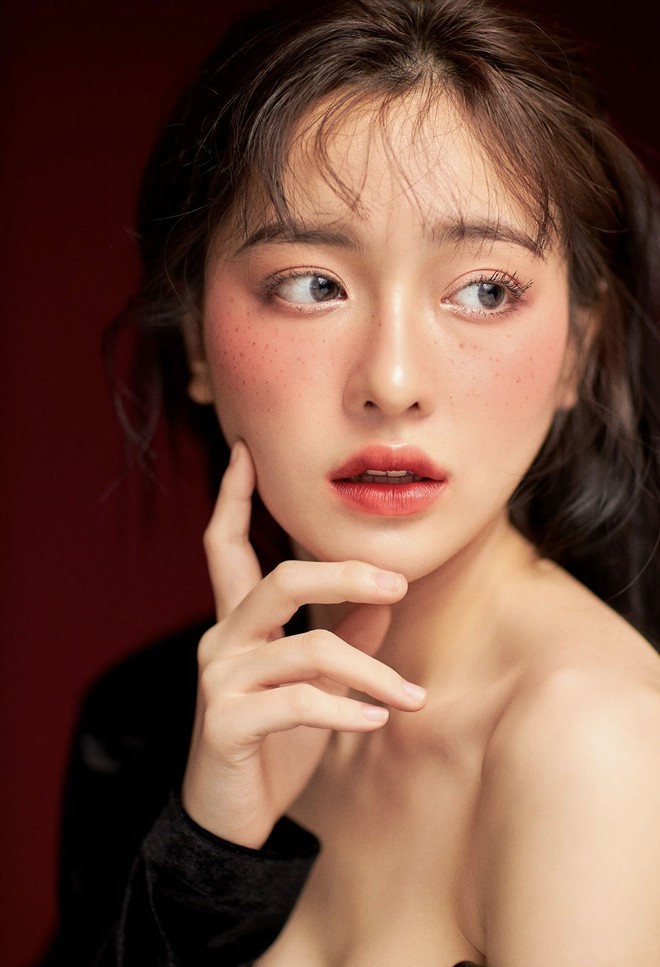 Đinh Ngọc Phi Linh từng xuất hiện trong một số TVC, MV ca nhạc và phim ngắn như Thư viện ký ức, Ký gửi nỗi buồn và gần đây nhất là Tìm em! Đừng trốn anh được không... Cô gái cao 1,62m khiêm tốn cho rằng mình cần trau dồi nhiều hơn để xứng đáng với những cơ hội mà mọi người mang lại. Ảnh: INSTAGRAM NV