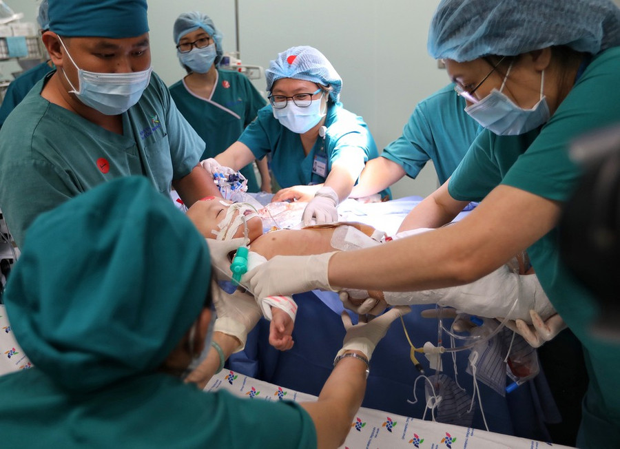 Sau khoảng 5 giờ đồng hồ phẫu thuật chỉnh hình kéo đến 18h40, bé T.N được các y bác sĩ di chuyển về Phòng Hồi sức hậu phẫu để tiếp tục theo dõi ẢNH: NGỌC DƯƠNG