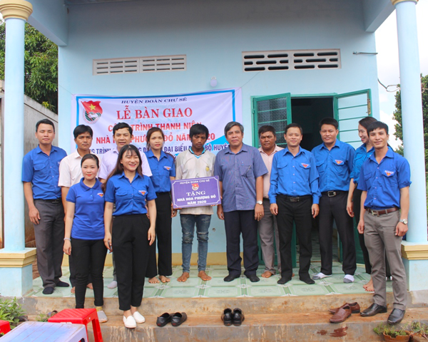 Bàn giao nhà Hoa phượng đỏ cho thanh niên Kpuih Pích (làng Dơ Nông Ó, xã Kông Htok. Ảnh: Phan Lài 