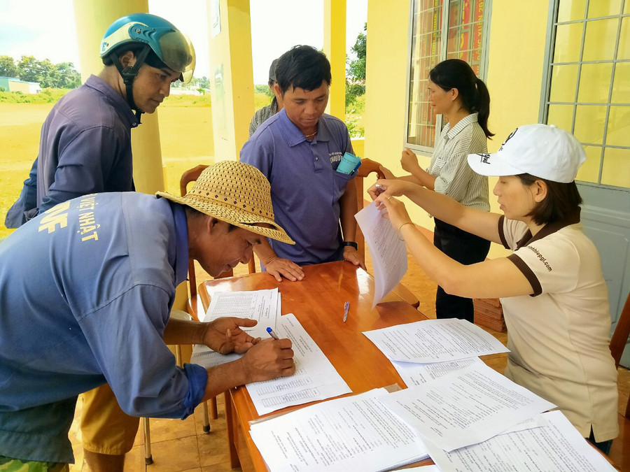 Nông dân tham gia Dự án liên kết sản xuất cà phê bền vững theo tiêu chuẩn 4C ký hợp đồng bao tiêu sản phẩm với Công ty TNHH Vĩnh Hiệp. Ảnh: Hà Duy 
