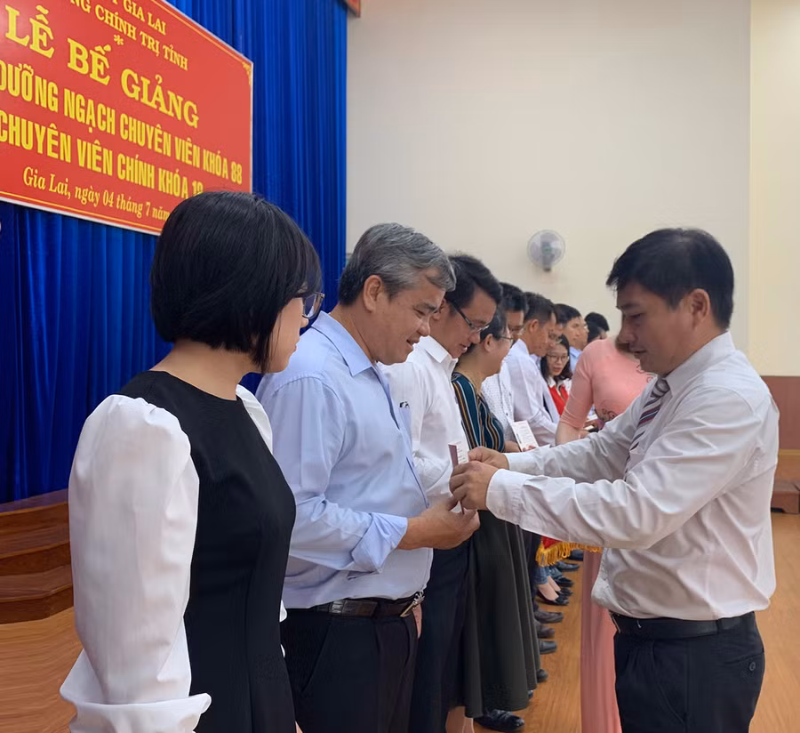  Ông Hoàng Nguyễn Trí Dương-Phó Hiệu trưởng Trường Chính trị tỉnh trao chứng nhận cho các học viên. Ảnh: Phương Linh