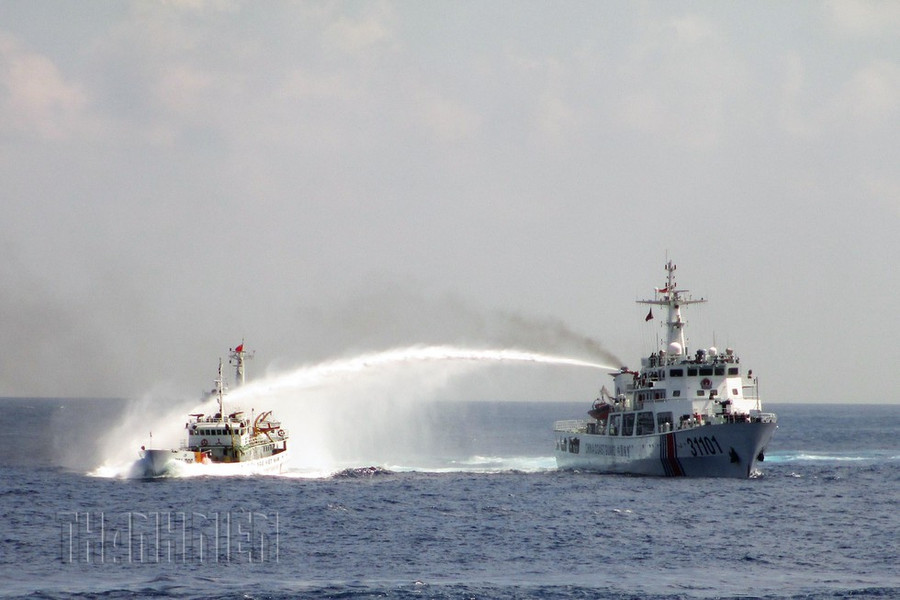 Tàu hải cảnh Trung Quốc phun nước làm hư hỏng tàu Việt Nam (phải) làm nhiệm vụ bảo vệ chủ quyền khu vực biển miền Trung vào năm 2014 ẢNH: MAI THANH HẢI