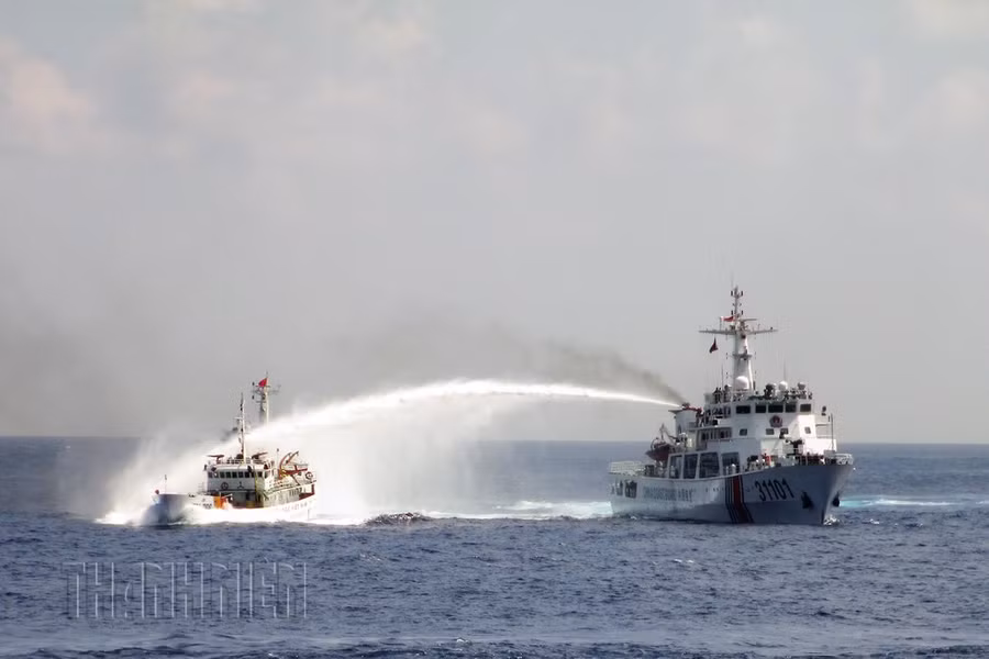 Tàu hải cảnh Trung Quốc phun nước làm hư hỏng tàu Việt Nam (phải) làm nhiệm vụ bảo vệ chủ quyền khu vực biển miền Trung vào năm 2014 ẢNH: MAI THANH HẢI