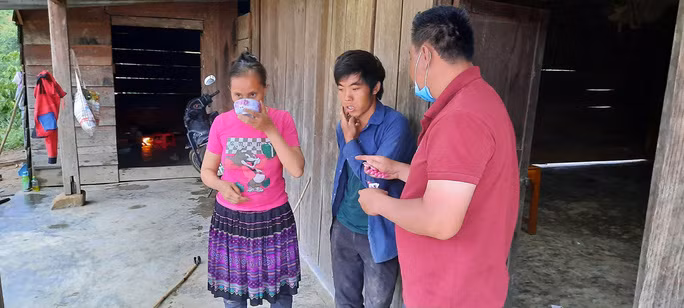 Cán bộ y tế cấp phát thuốc điều trị dự phòng cho người dân vùng dịch bạch hầu ở tỉnh Đắk Nông