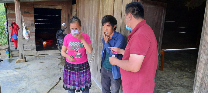 Cán bộ y tế cấp phát thuốc điều trị dự phòng cho người dân vùng dịch bạch hầu ở tỉnh Đắk Nông