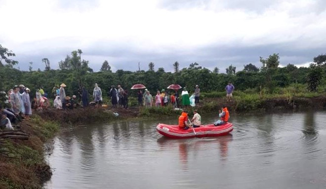 Lực lượng cứu hộ tham gia tìm kiếm, vớt thi thể nạn nhân Ảnh: Trùng Dương Lực lượng cứu hộ tham gia tìm kiếm, vớt thi thể nạn nhân Ảnh: Trùng Dương