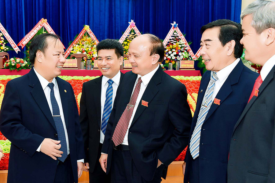 Phó Bí thư Thường trực Tỉnh ủy Châu Ngọc Tuấn (bìa trái) trao đổi với các đại biểu dự Đại hội. Ảnh: Đức Thụy Đồng chí Châu Ngọc Tuấn-Phó Bí thư Thường trực Tỉnh ủy trao đổi với các đại biểu tại phiên chính thức. Ảnh: Đức Thụy