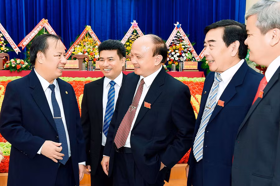 Đồng chí Châu Ngọc Tuấn-Phó Bí thư Thường trực Tỉnh ủy trao đổi với các đại biểu tại phiên chính thức. Ảnh: Đức Thụy