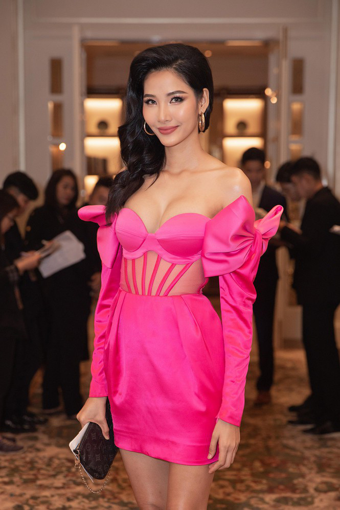 Á hậu Hoàng Thuỳ diện váy đỏ nổi bật khoe vòng một quyến rũ hút mọi ánh nhìn.